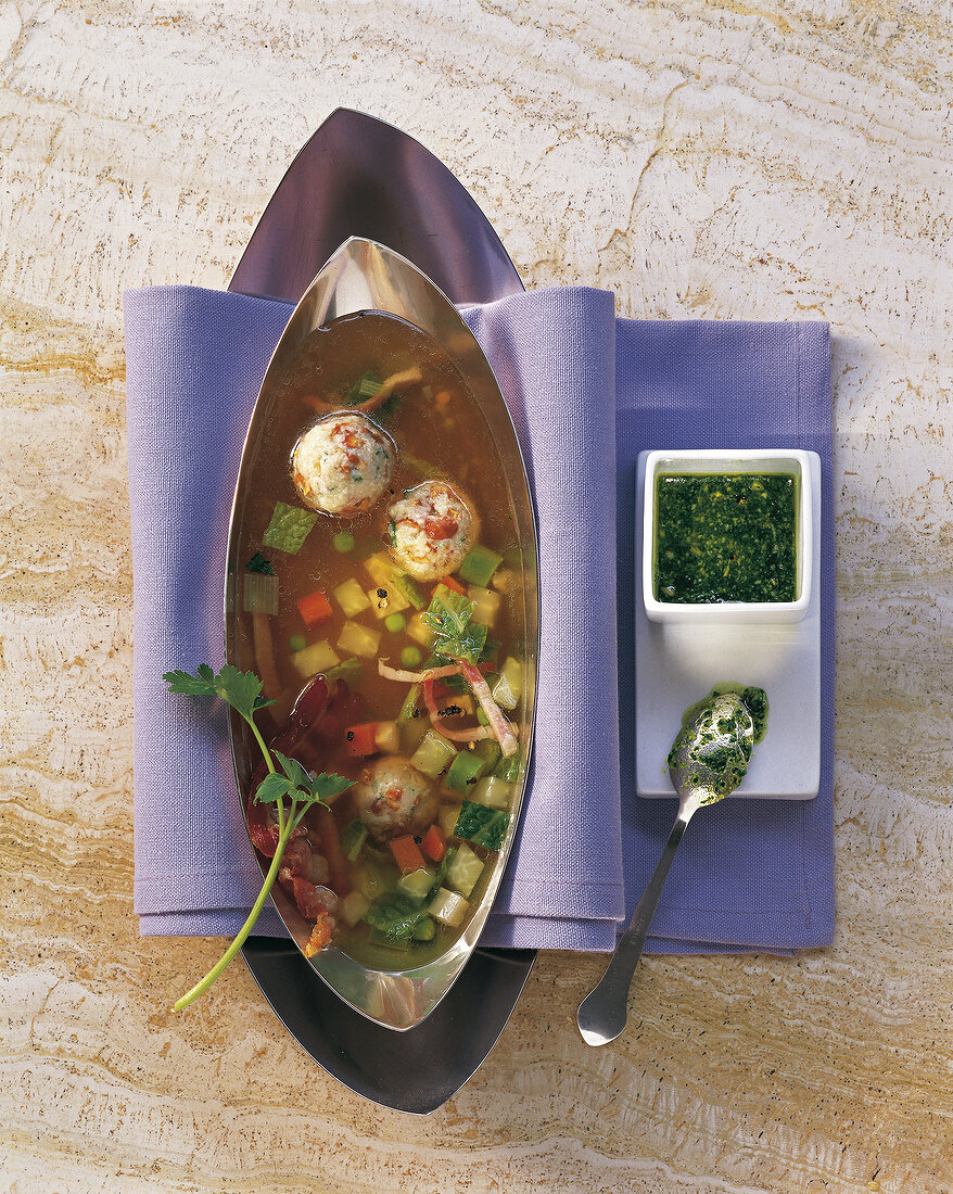 Deutsche Küche, Gemüsesuppe mit Pfifferlingsklößchen