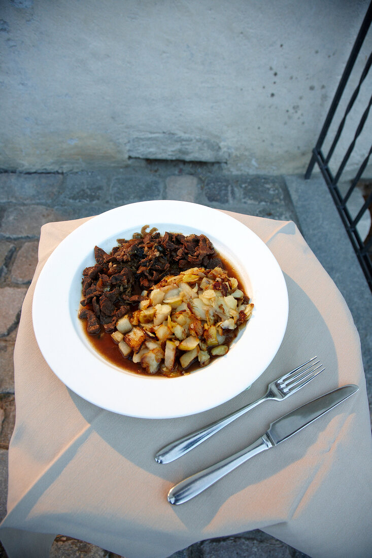 Hirschragout mit Kartoffelröster und Palabirnen