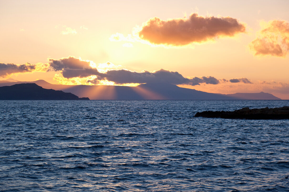 Kreta: Blick auf Halbinsel Rodopou, Meer, Sonnenuntergang, Wolken