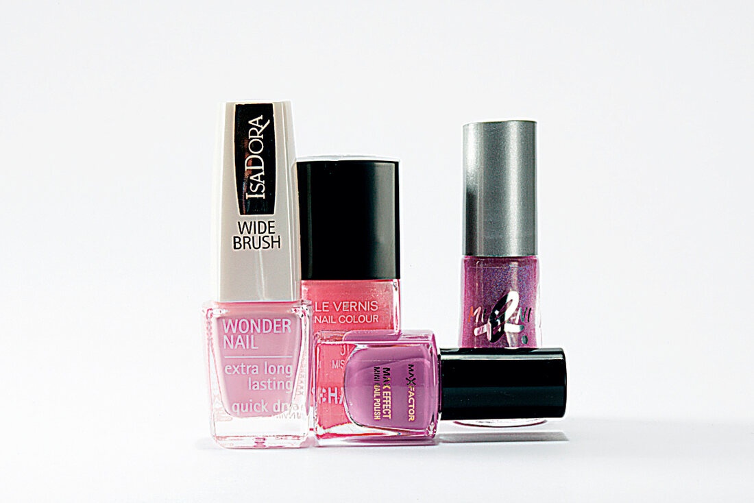 Vier Sorten Nagellack in Pink und Lila