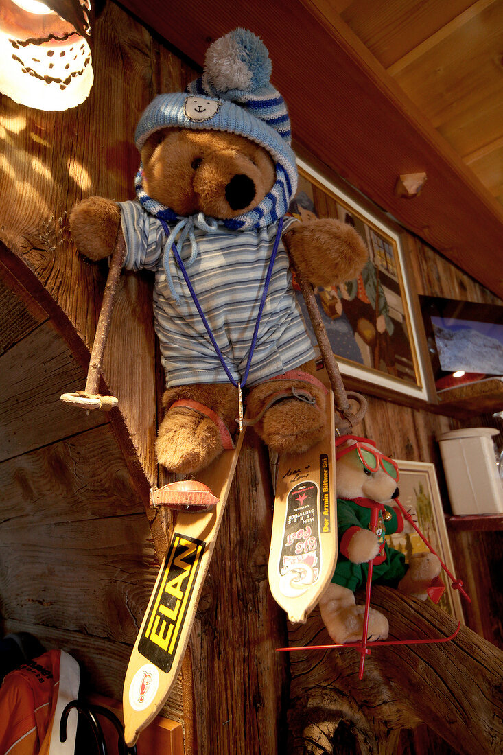 Südtirol, Teddybären als Deko im Restaurant "Bärenhöhle - Oies"
