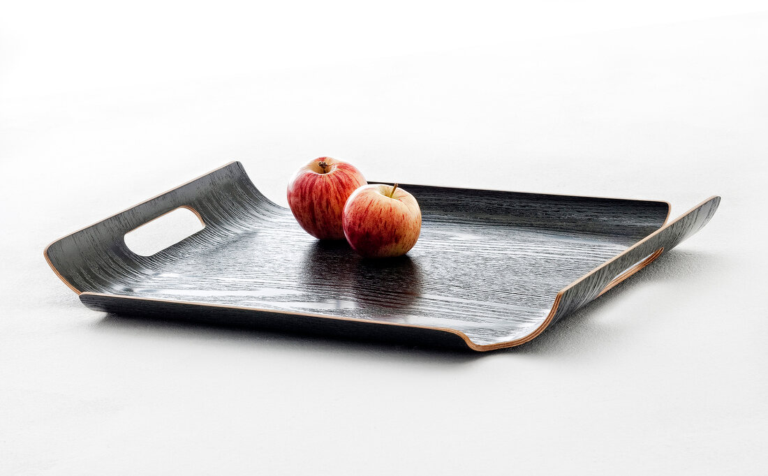 RF, Tablett "Wine" aus lackiertem Bambus in Schwarz, ein Apfel