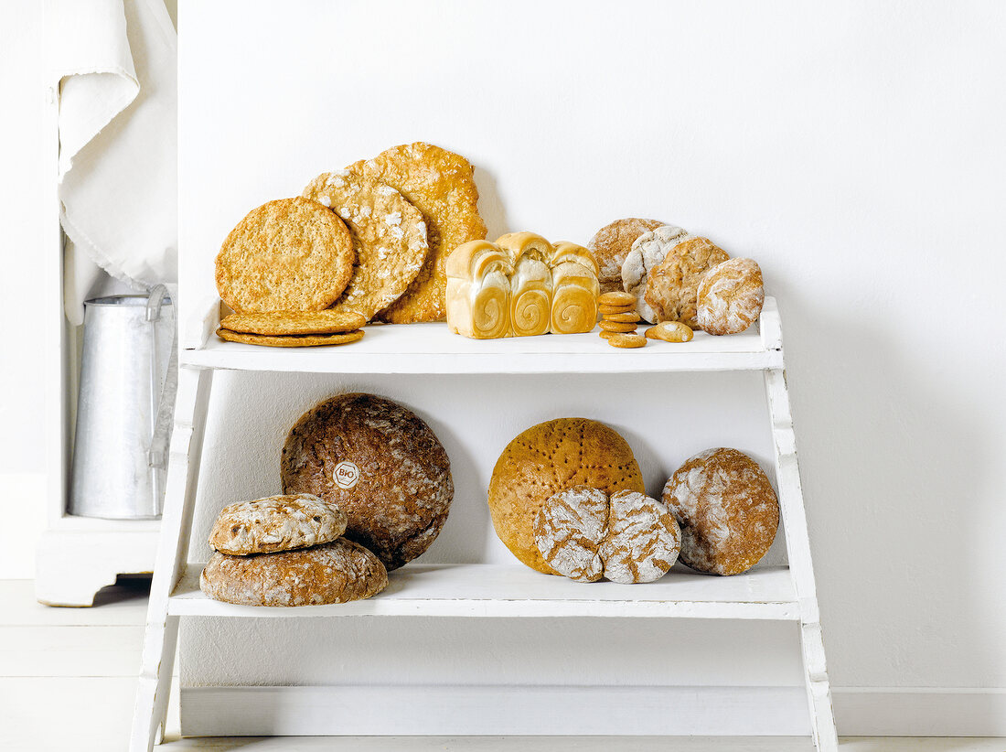 Auswahl an würzigen Brotsorten aus Südtirol