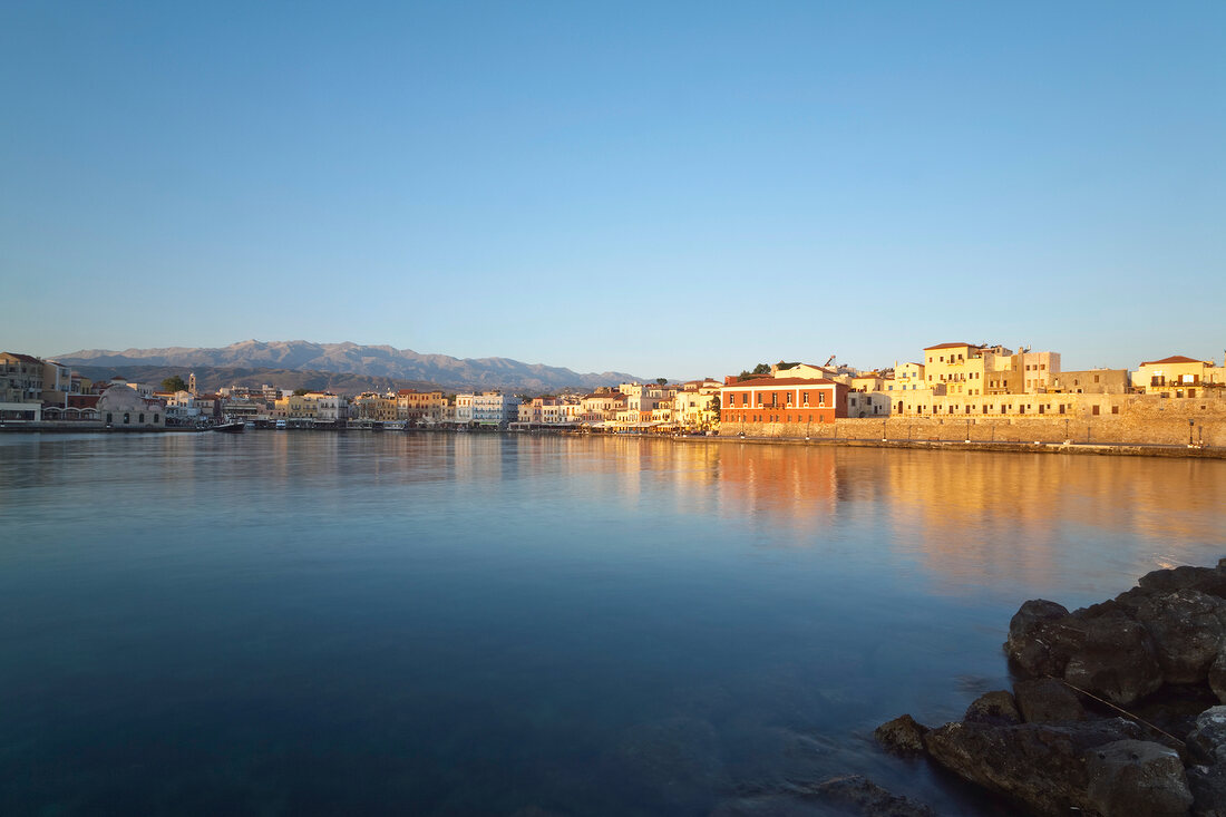 Kreta: Chaniá, venezianischer Hafen, Gebäude, Gebirge, Sonnenuntergang