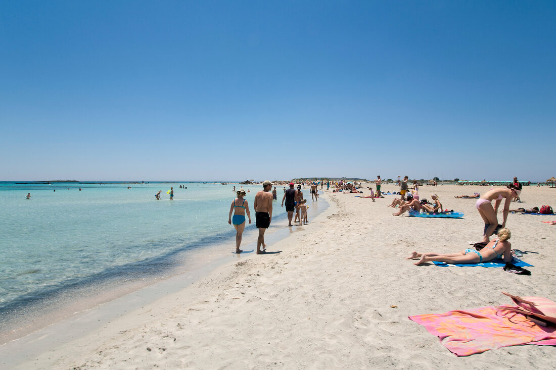 Griechenland: Insel Elafoníssi, Urlauber, Strandspaziergang, sonnen