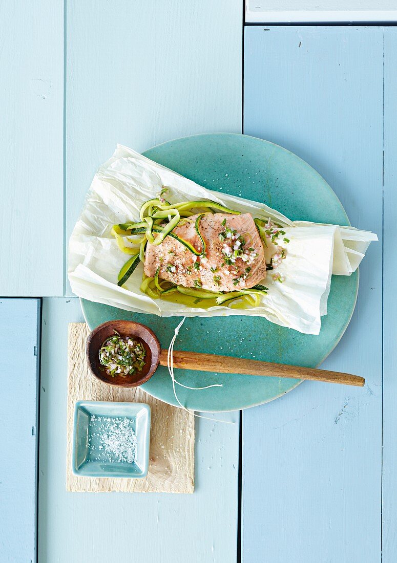 Gedämpfter Lachs mit Gewürzdressing in Pergamentpapier