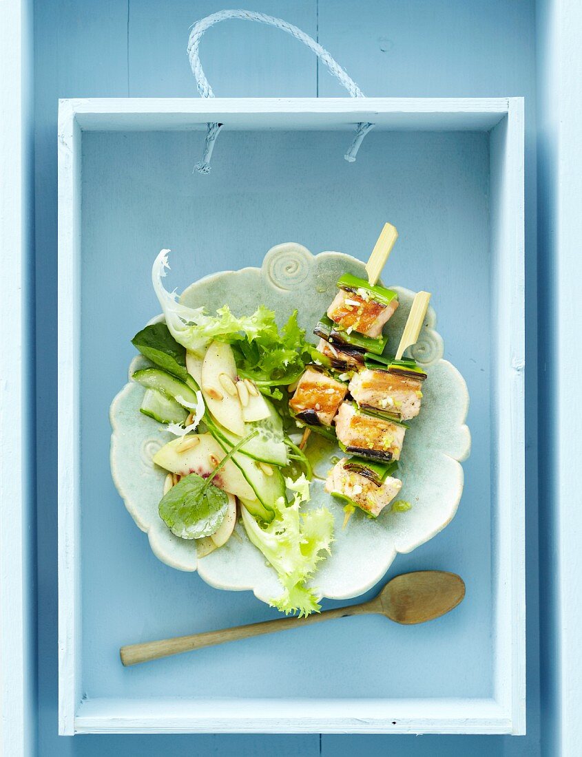 Lachsspiesse mit Pfirsich-Gurken-Salat