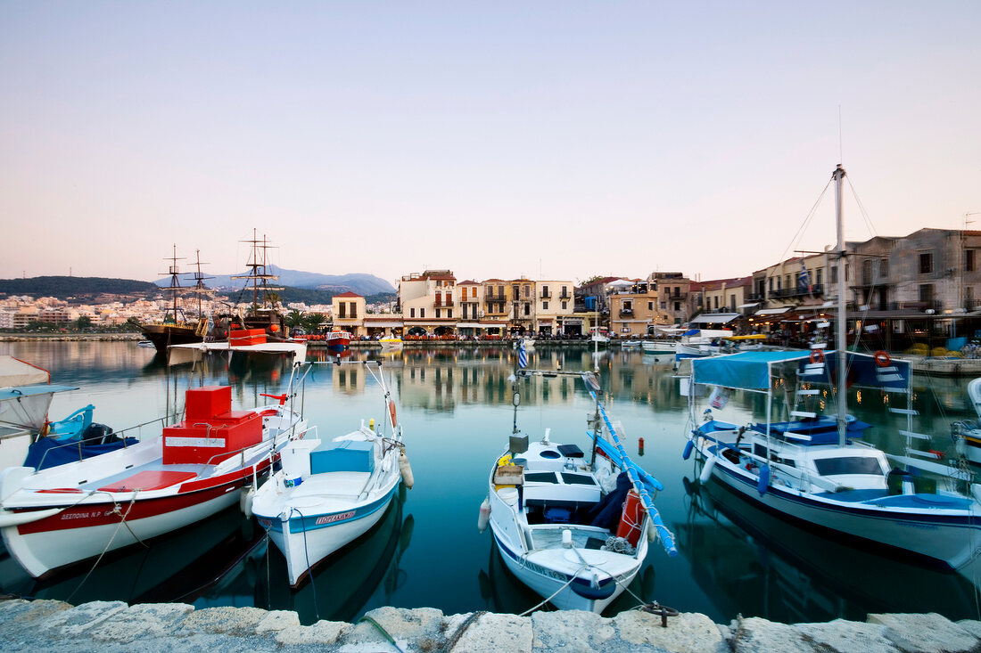 Kreta: Hafenstadt Réthimnon, Hafen- becken, Boote, Gebäude, Dämmerung