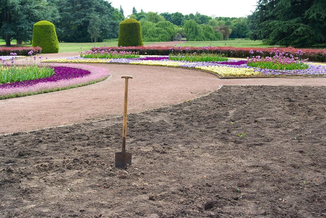 Arbeitspause bei der Vorbereitung ei nes Blumenbeets im Park