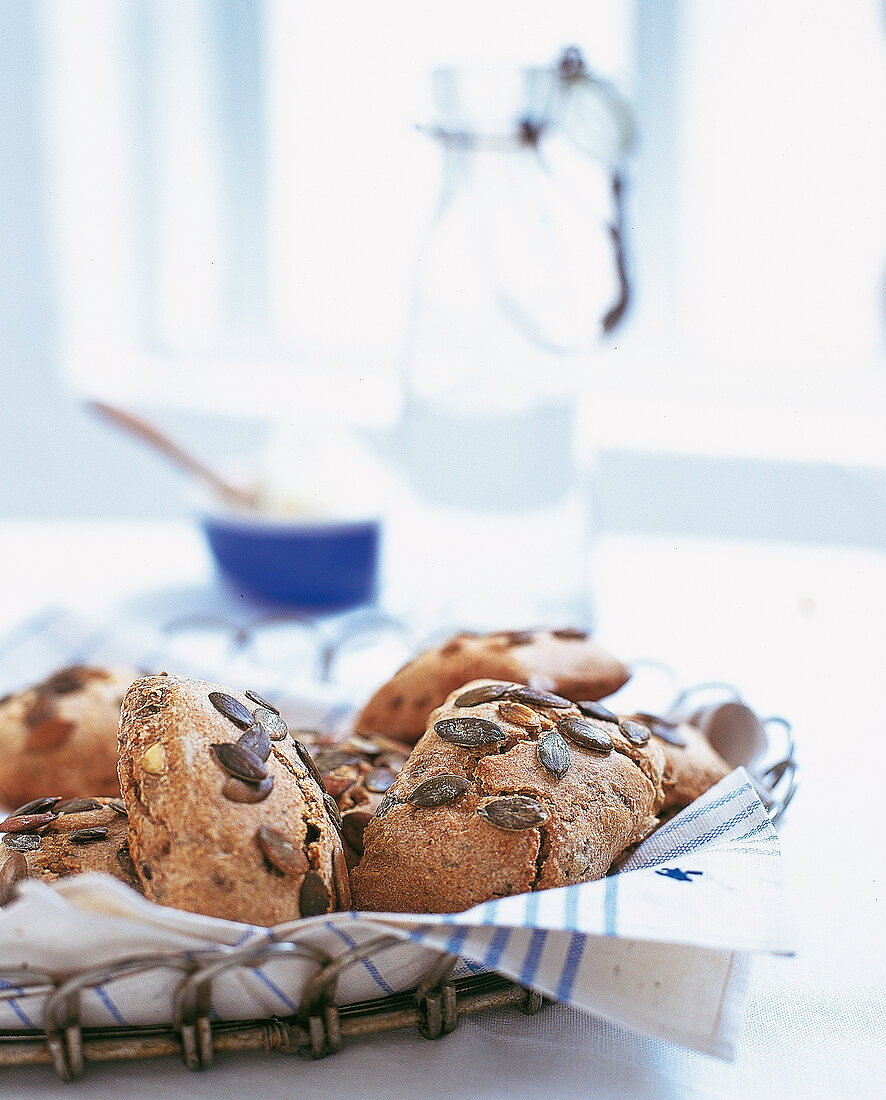 Oliven-Dinkel-Brötchen mit Kürbiskernen