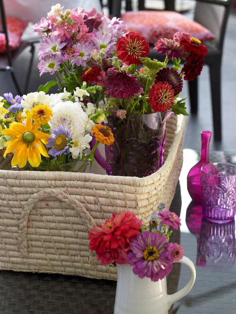 Verschiedene Schnittblumen, Vasen, Korb, pink