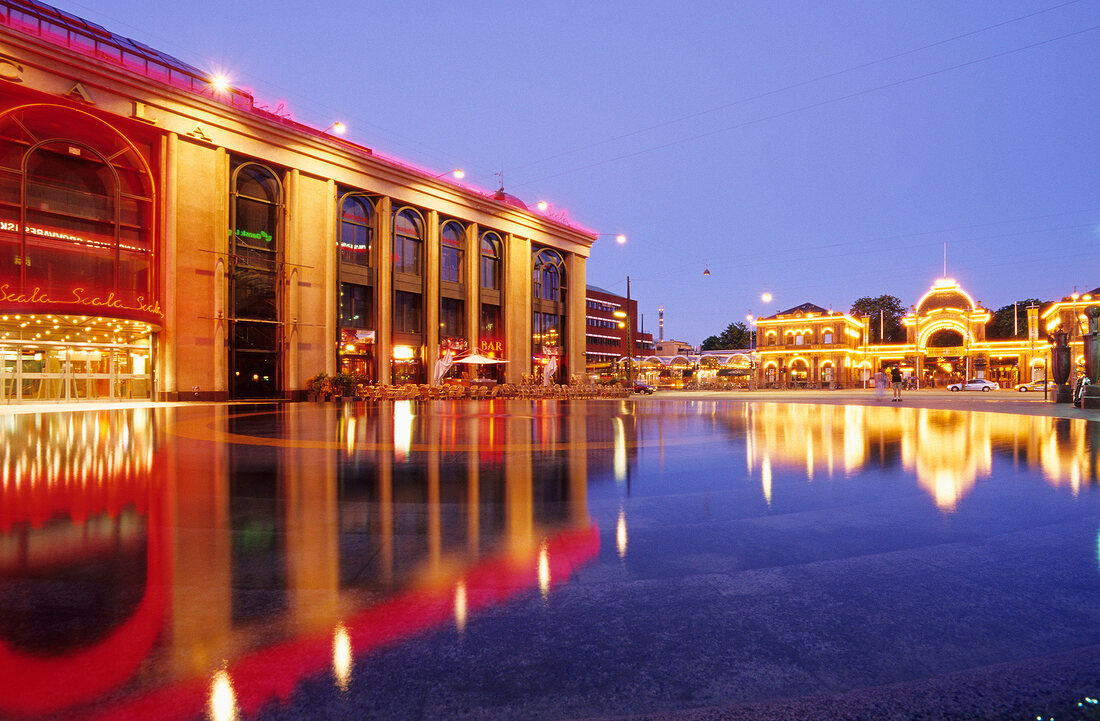 Eingang des Tivoli spiegelt sich im Brunnen am Axeltorv, Kopenhagen