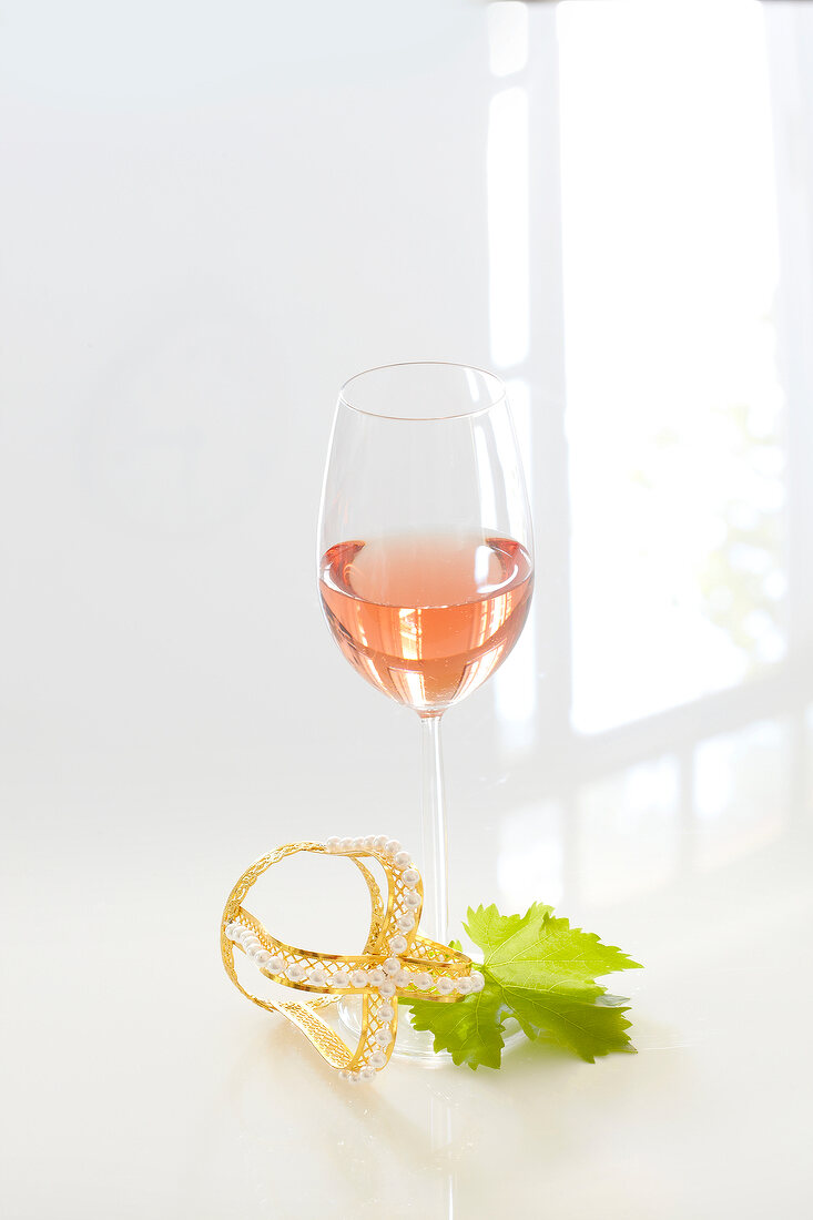 Rosé-Weinglas mit Krönchen auf 