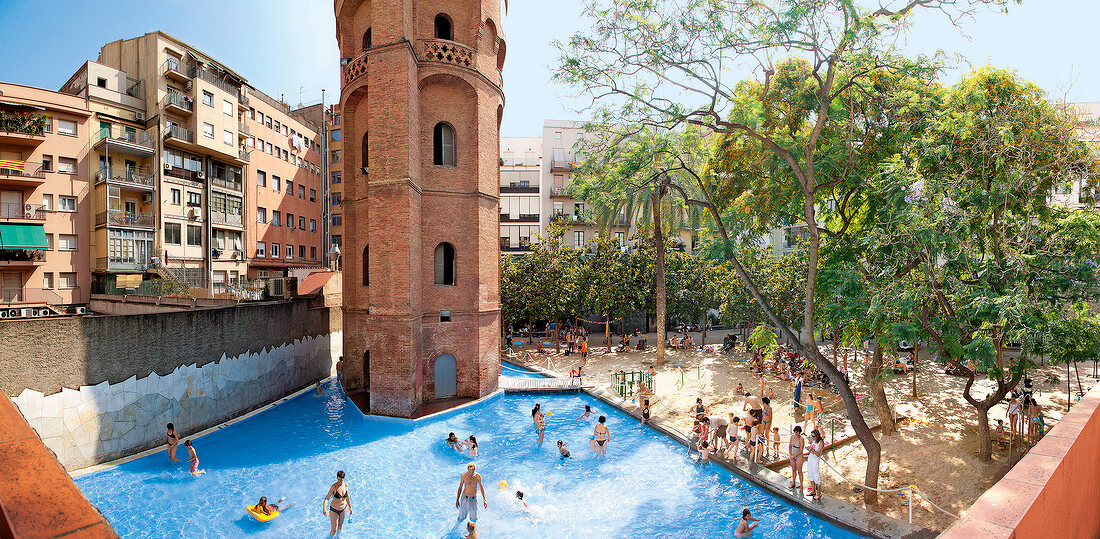 Barcelona: Platja de l'Eixample, Planschbecken, Wasserturm