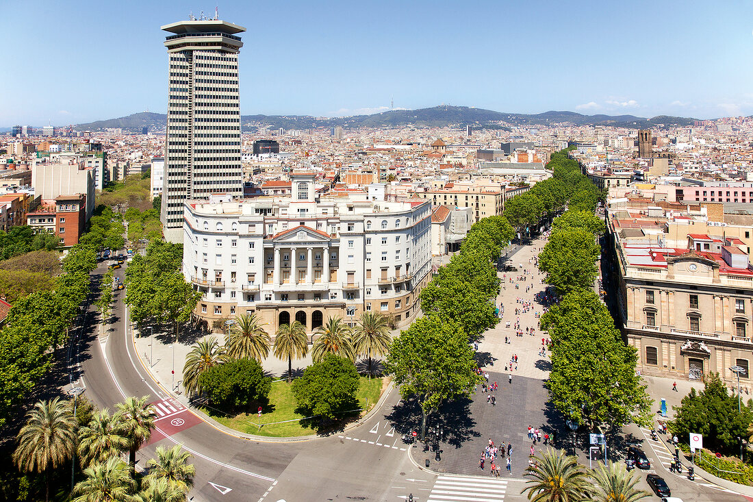 Barcelona: Stadtansicht, Gebäude, Straßen, Himmel blau