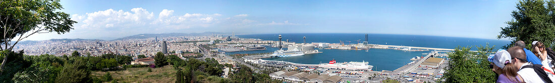 Barcelona: Stadtansicht, Meerblick, Hafen, Schiffe, HImmel blau