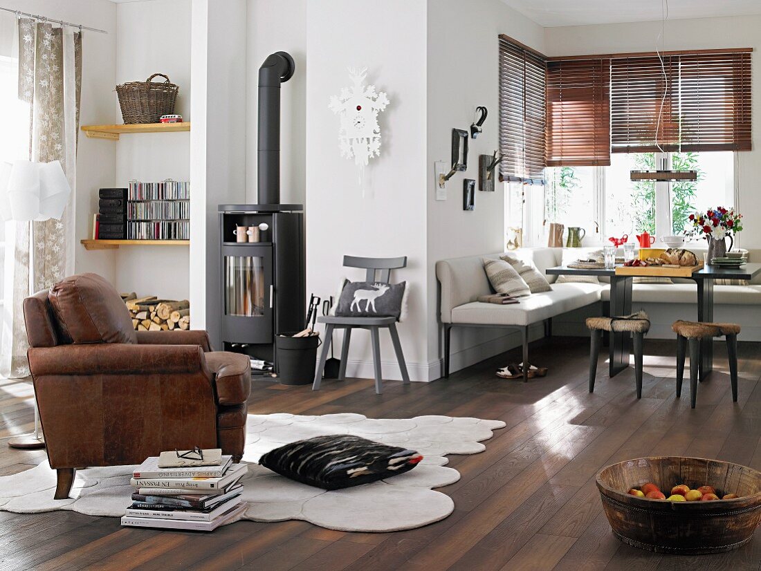 Alpiner Look: Wohnzimmer mit Kaminofen und Eckbank