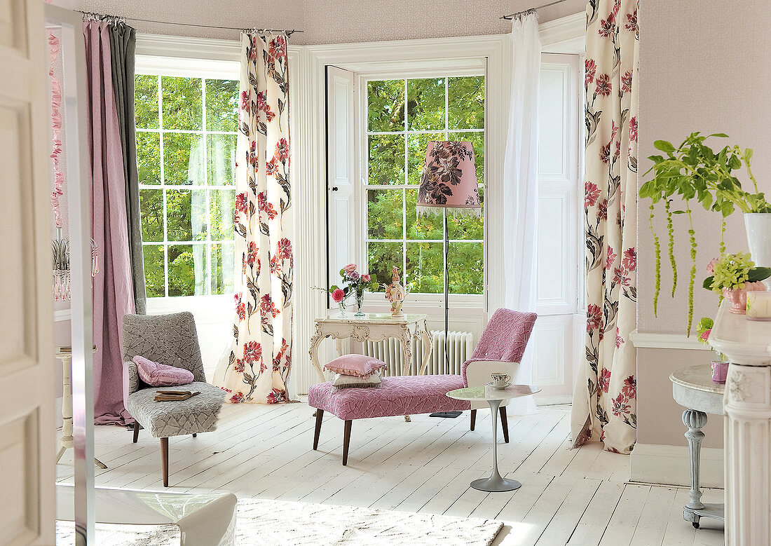 Brit-Style: Recamiere am Fenster und Gardinen mit Blumenmuster
