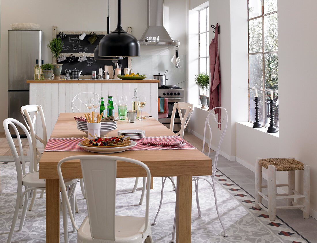 Bella Italia: Küche mit langem Tisch und ornamentalem Fliesenboden