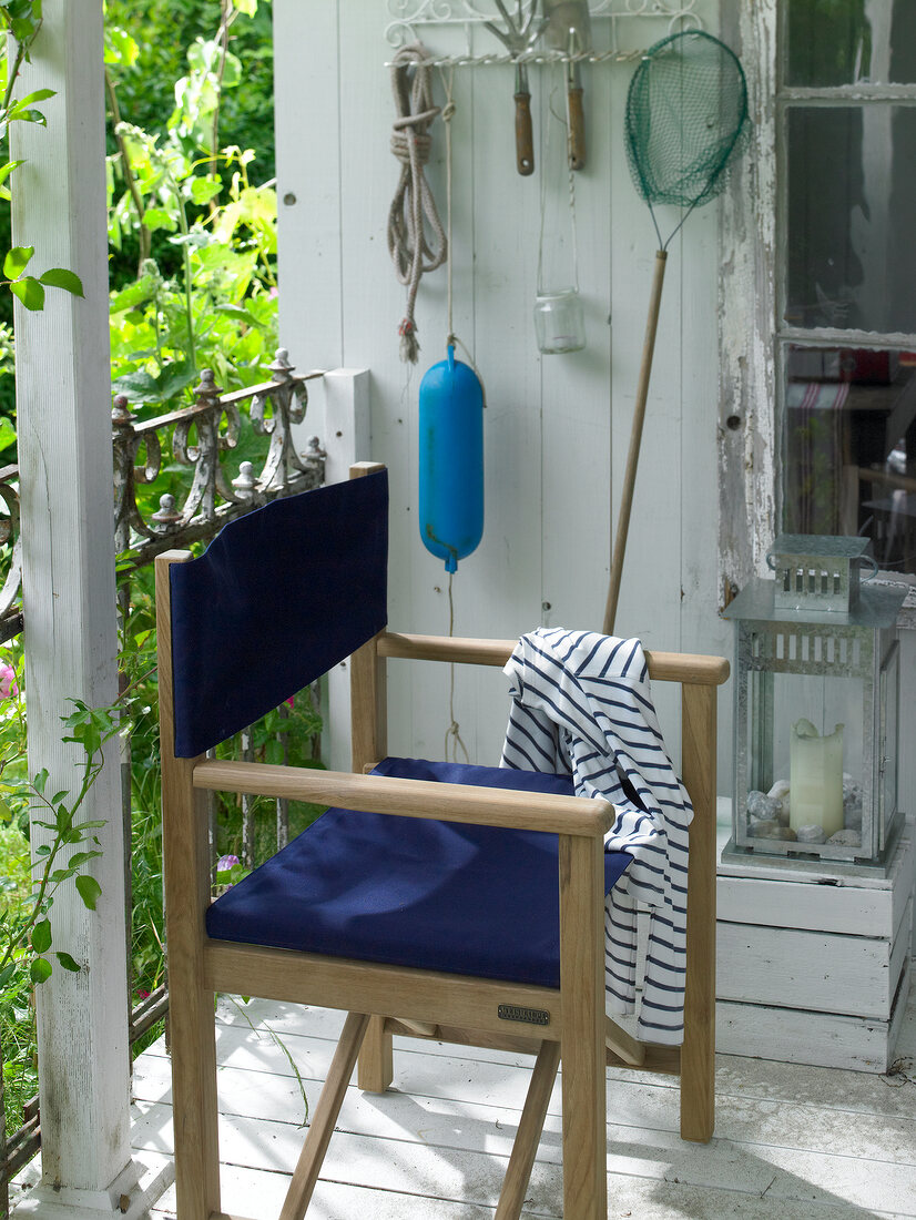 Outdoor-Möbel: Regiestuhl mit Bezug in Marineblau aus Teakholz