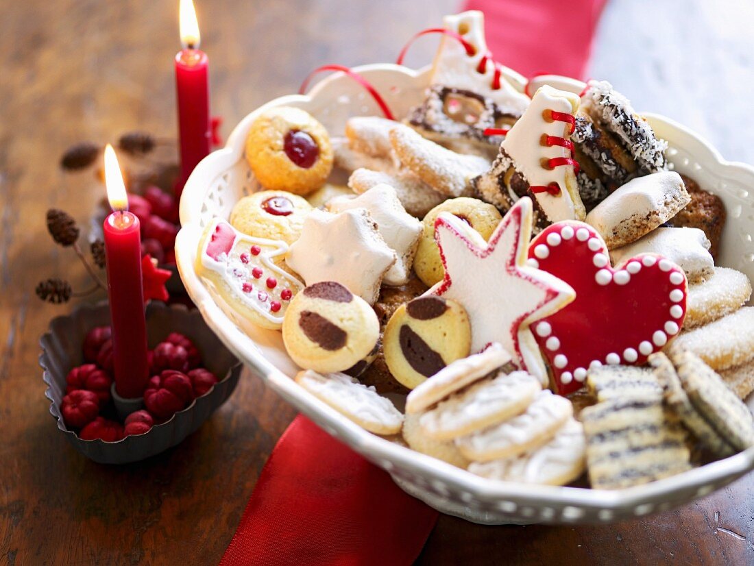 Verschiedene Weihnachtsplätzchen in Gebäckschale