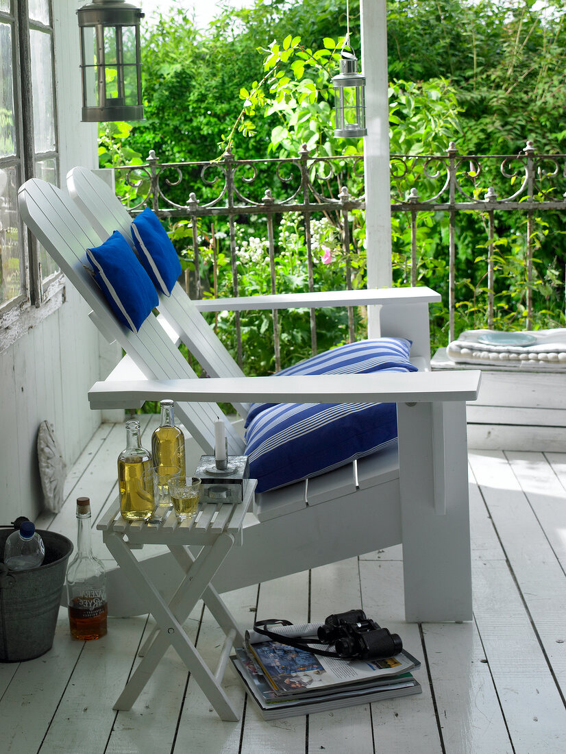 Outdoor-Möbel: Doppel-Liegestuhl aus Teakholz in Weiß auf der Veranda