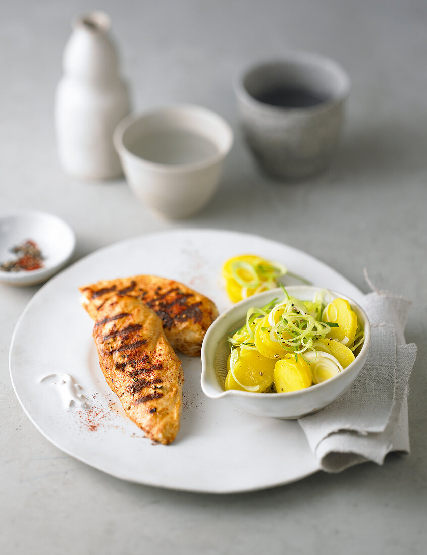 Gegrillte Hähnchenbrust auf Lauch- Kartoffel-Salat