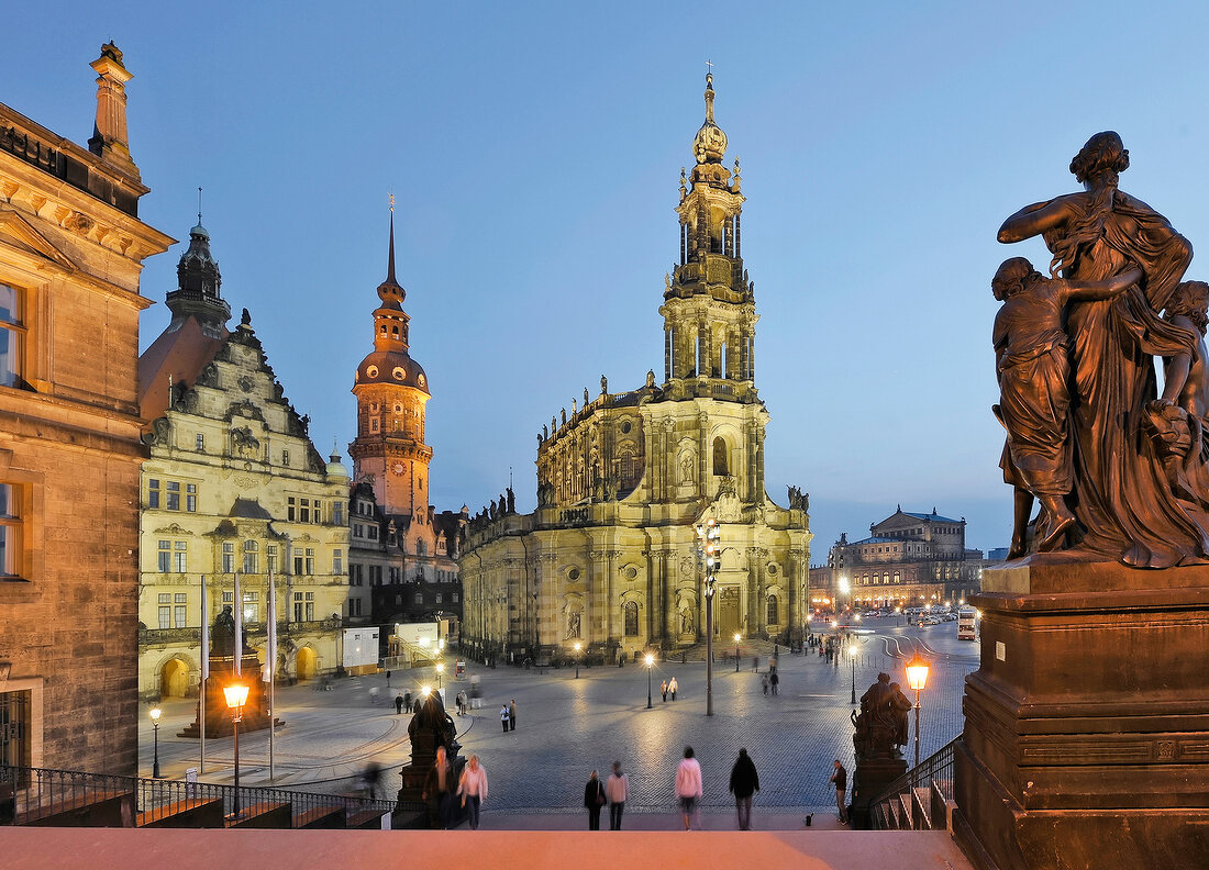 Sachsen: Dresden, Brühlsche Terrasse Kirche, Schlossplatz, Menschen