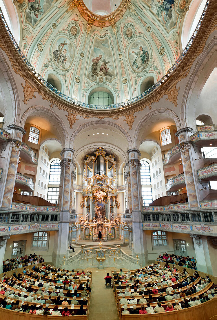 Sachsen: Dresden, Frauenkirche innen, Kuppel, Altar, Messe