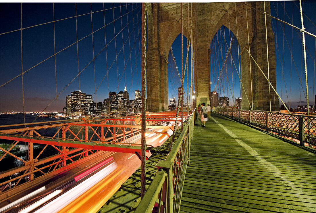 New York: Brooklyn Bridge, abends, Lichter, bewegungsunscharf