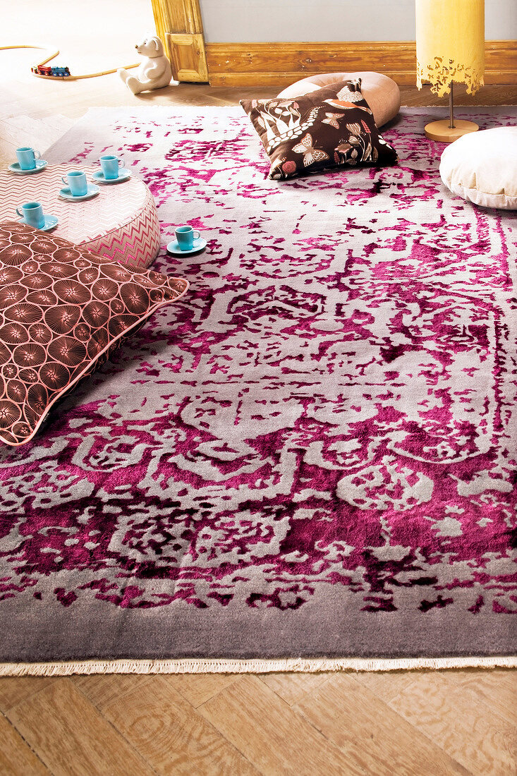 Teestunde auf einem orientalischen Teppich, Kissen, Tassen