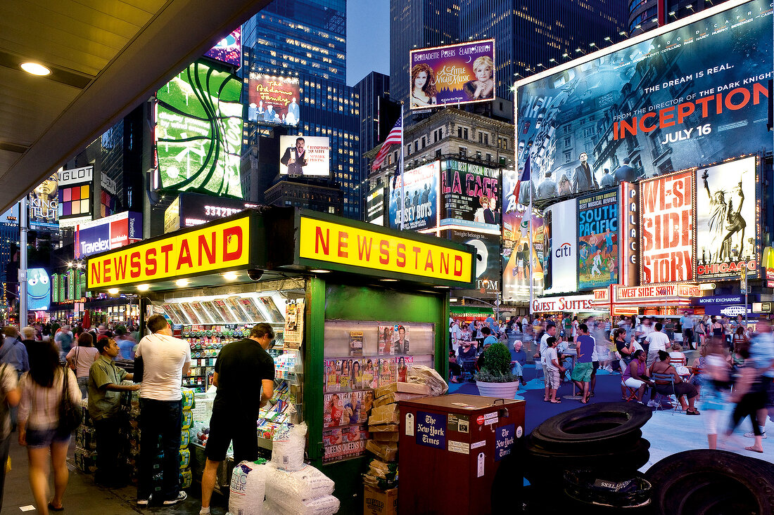 New York: Times Square, abends, Lichter, Reklame, Menschen