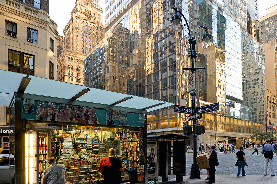 New York: 42nd Street, Kiosk, Wolkenkratzer, Menschen