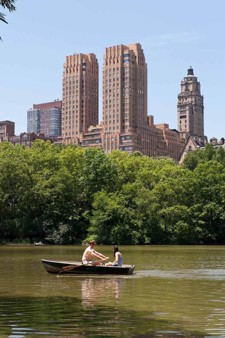 New York: Central Park, See, Boot, Blick auf The Dakota