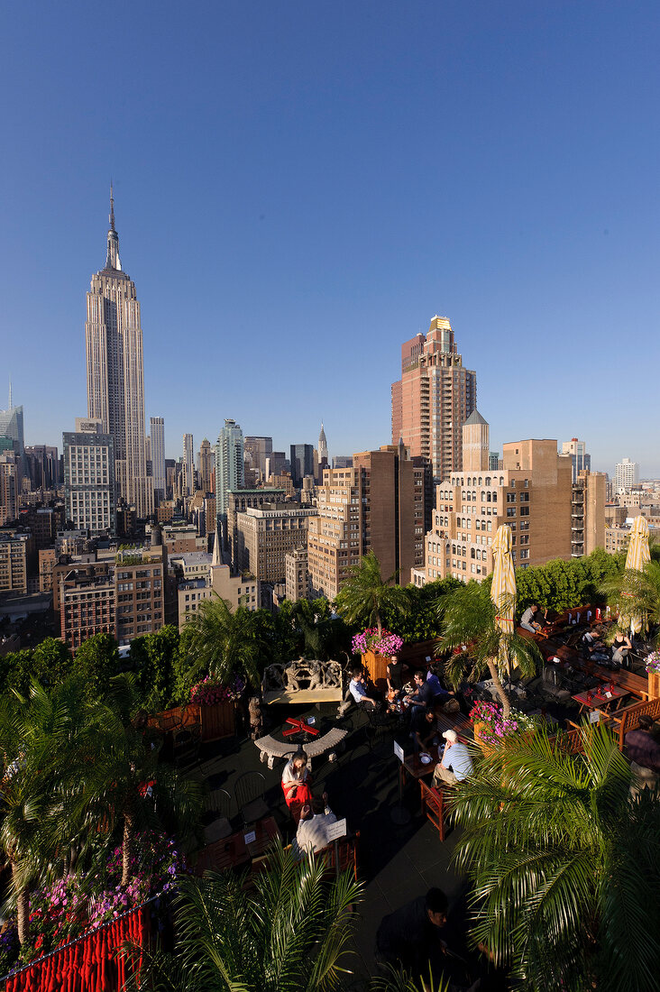 New York: Rooftop-Bar, Dachterrasse, Menschen, Skyline, sommerlich