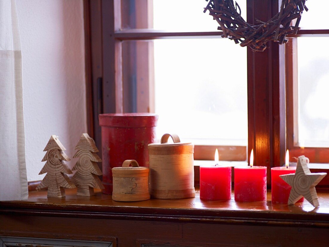 Weihnachtliche Dekoration mit Kerzen auf Fensterbrett