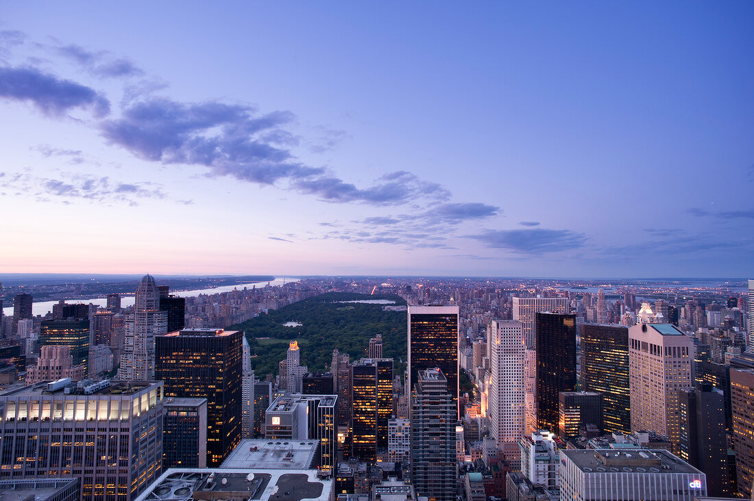 New York: Skyline, Blick auf Central Park, bei Dämmerung, Aufmacher