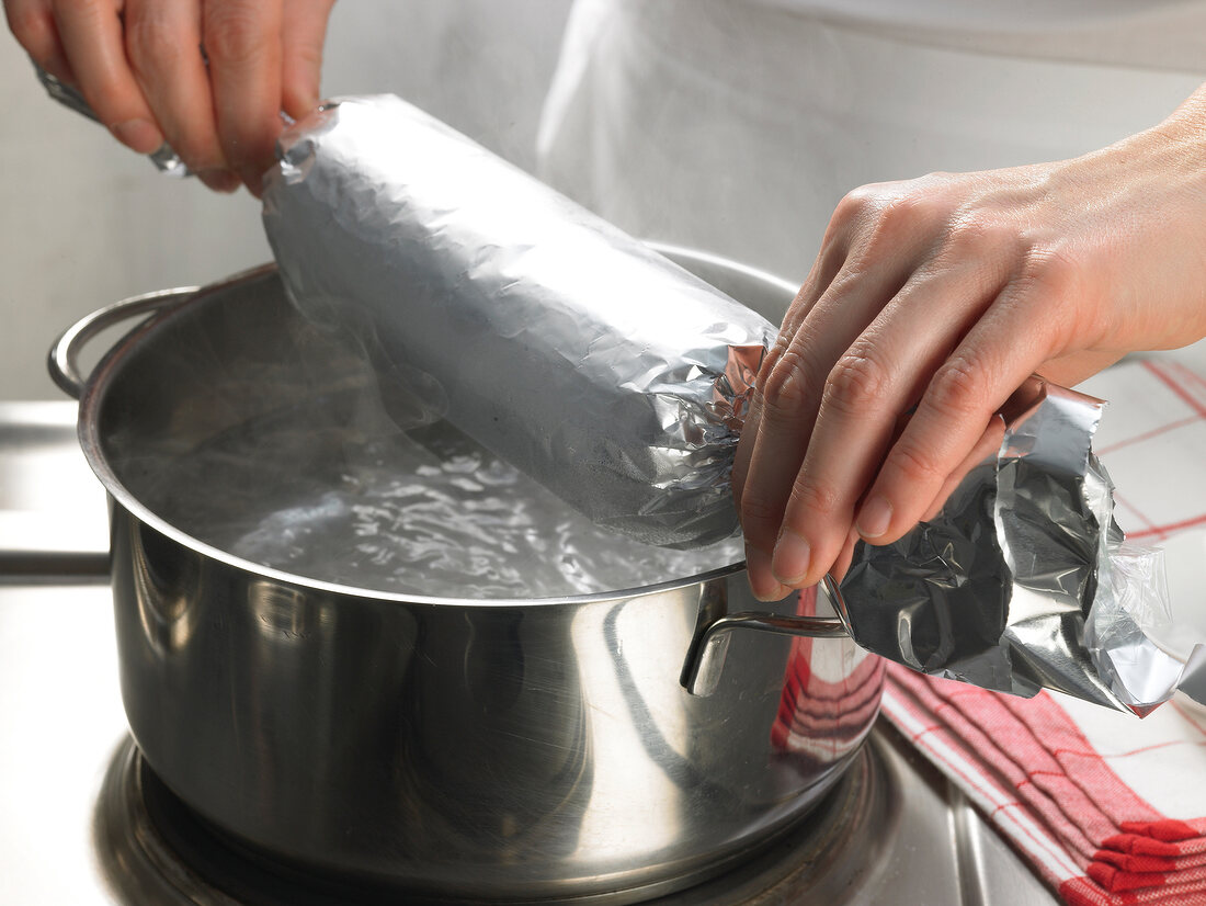 Deutsche Küche, Teigrolle in kochendes Salzwasser legen, Step 3
