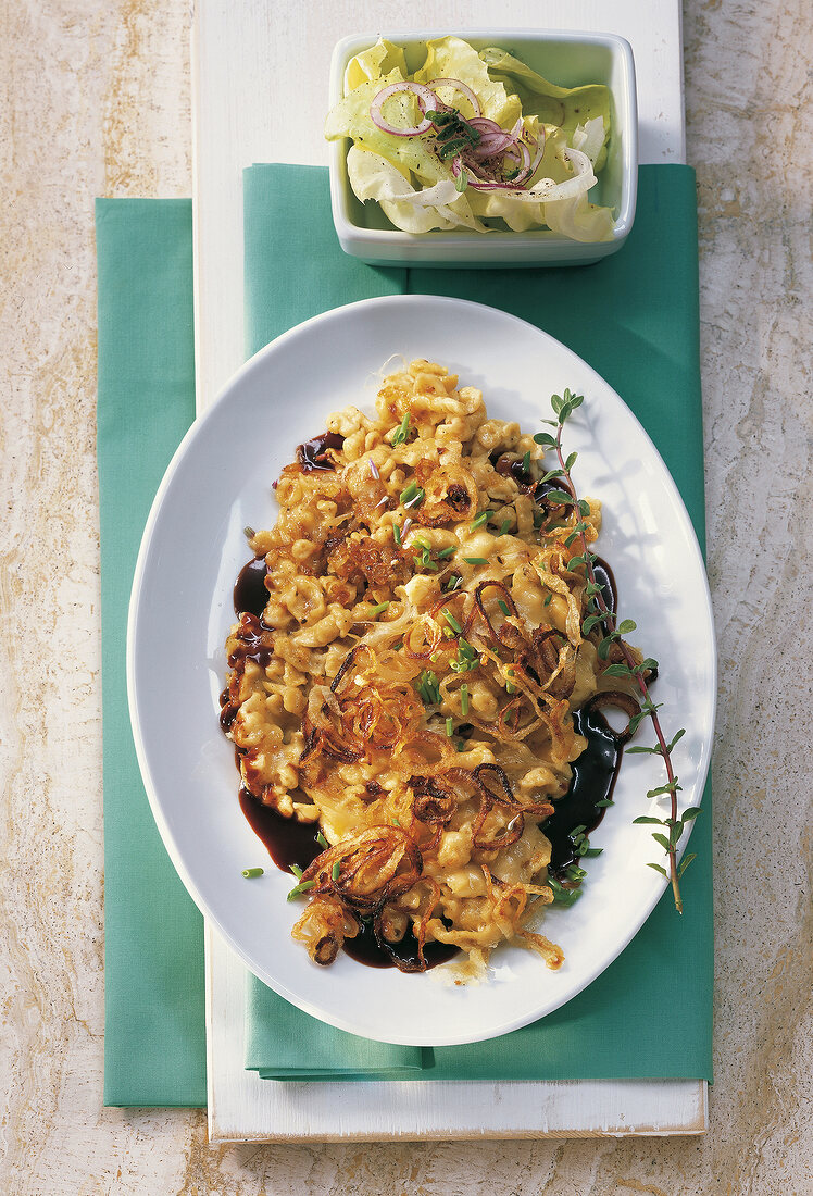 Deutsche Küche, Allgäuer Käsespätzle mit Salatbeilage