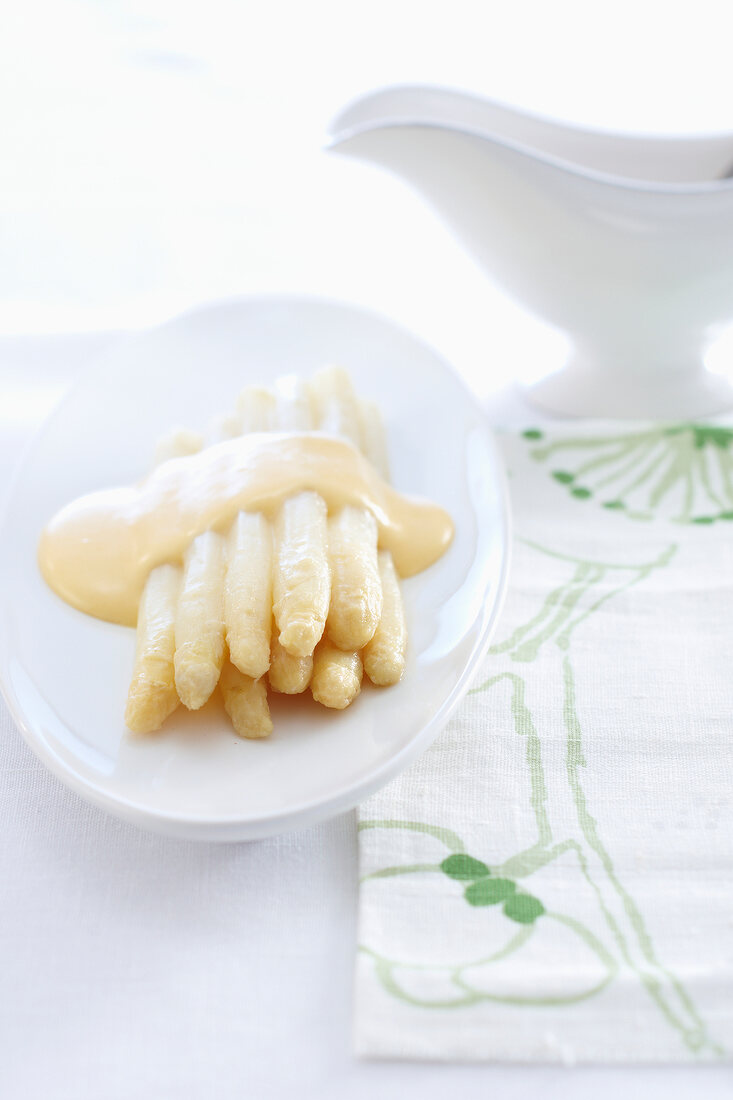 Asparagus with hollandaise sauce on plate