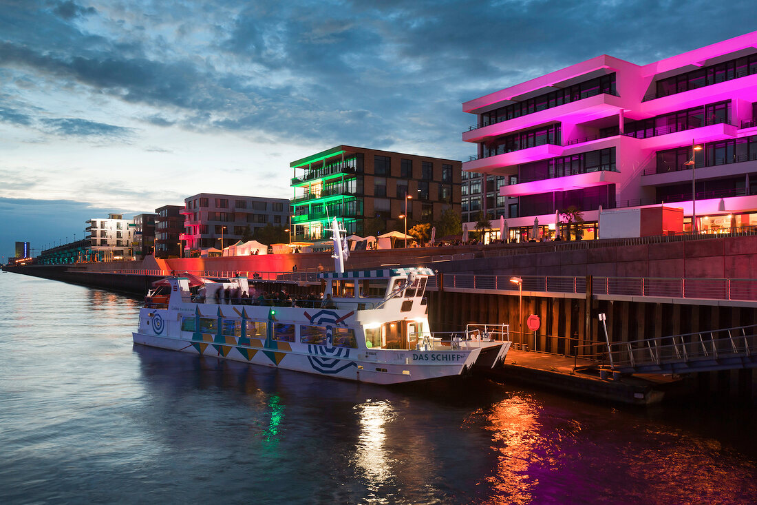 Bremen: Hafen abends, Schiff, Häuser beleuchtet, Promenade