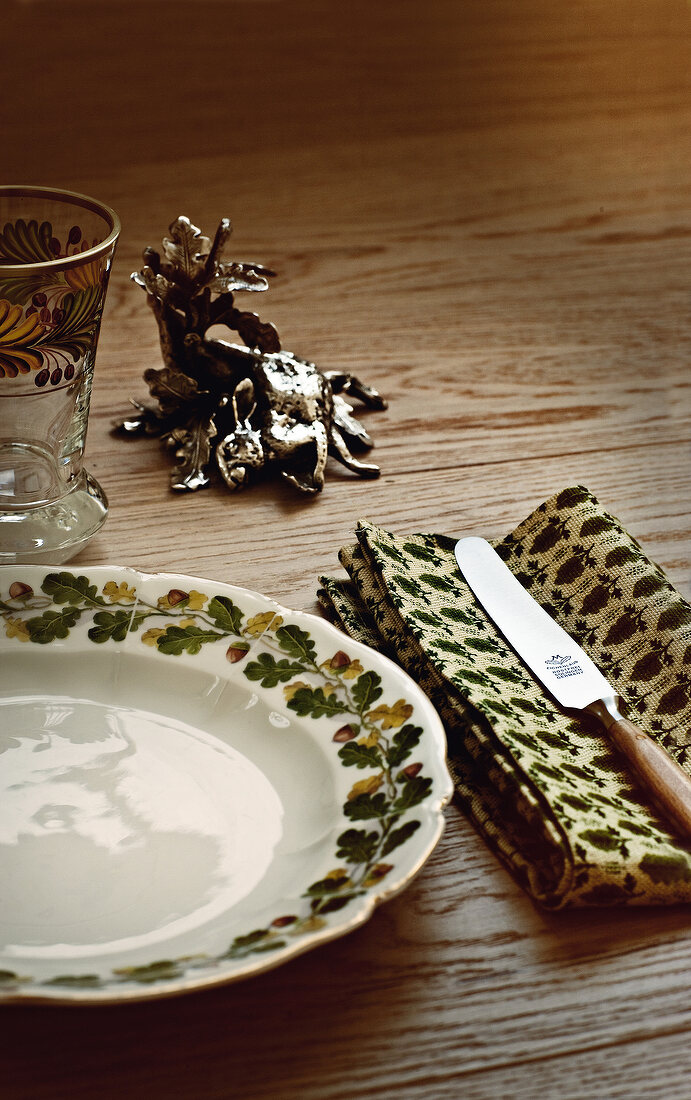 Table setting with oak leaves pattern on white plate