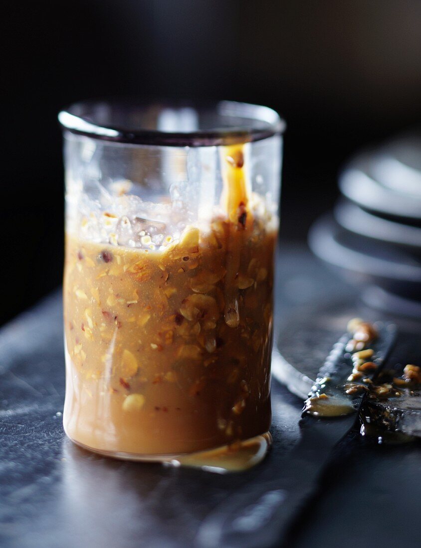 Karamelaufstrich mit Haselnüssen im Glas