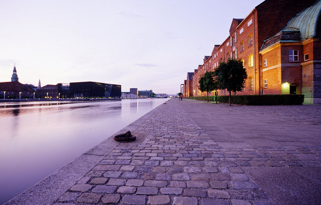 Uferpromenade in Christianshavn am Inderhavnen, Kopenhagen
