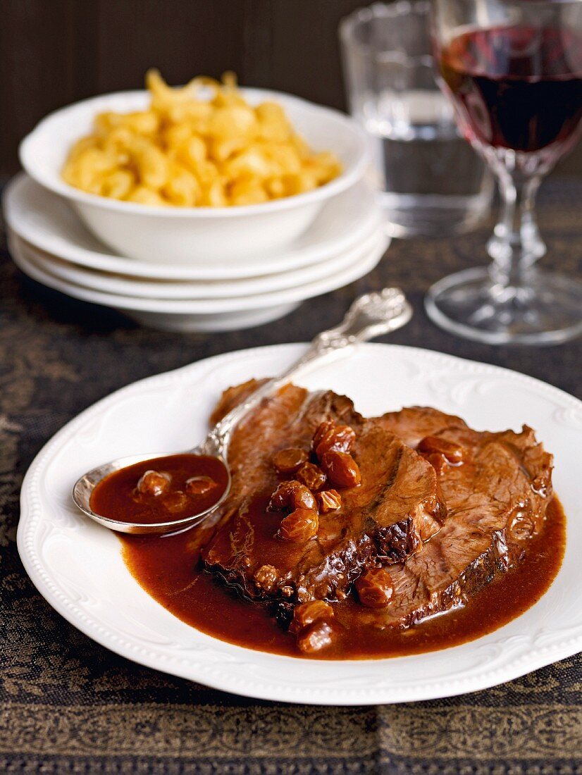 Rheinischer Sauerbraten mit Rosinen und Lebkuchen