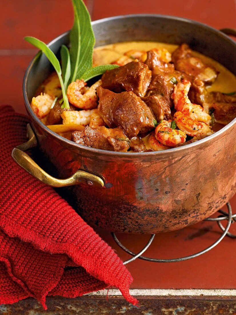 Creamy veal goulash with crayfish and rosé wine