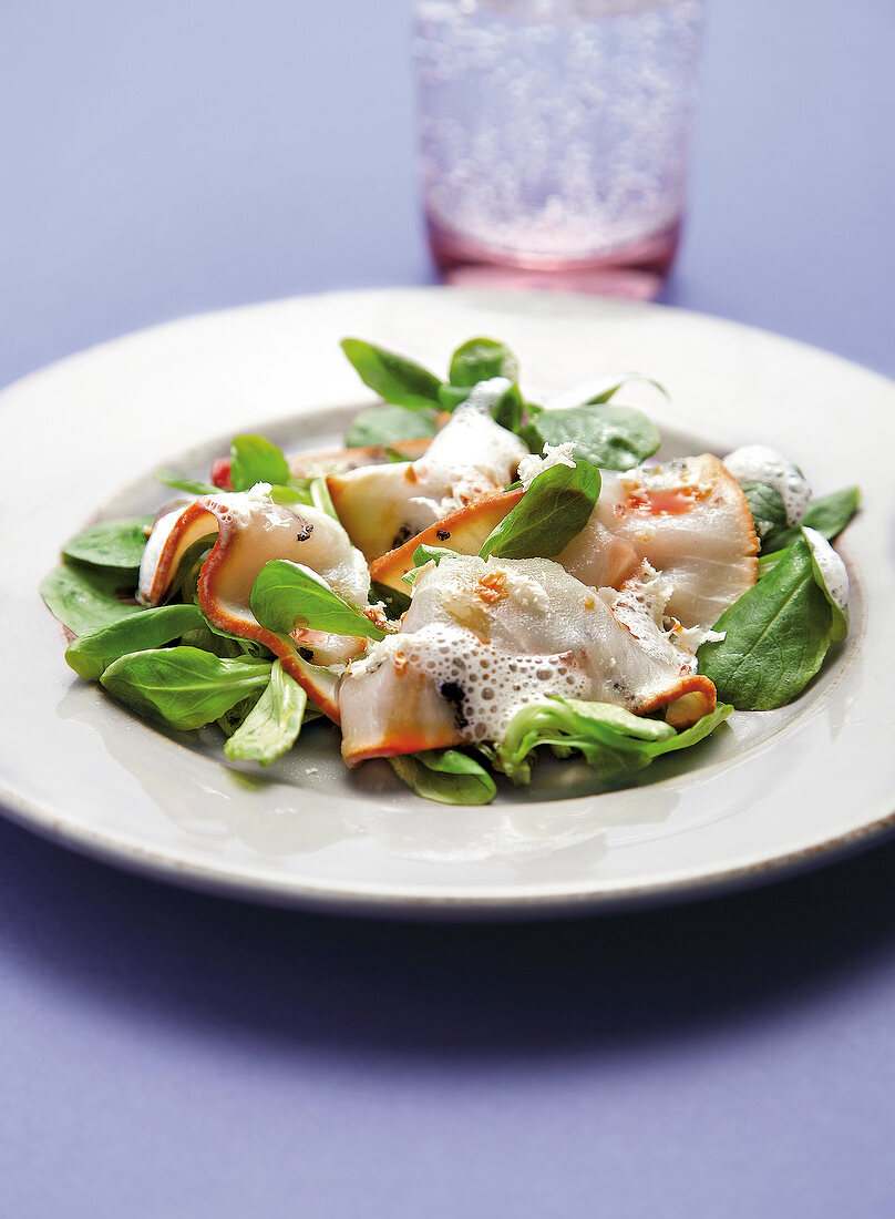 Carpaccio vom Schwertfisch mit Feldsalat und Meerrettichsauce