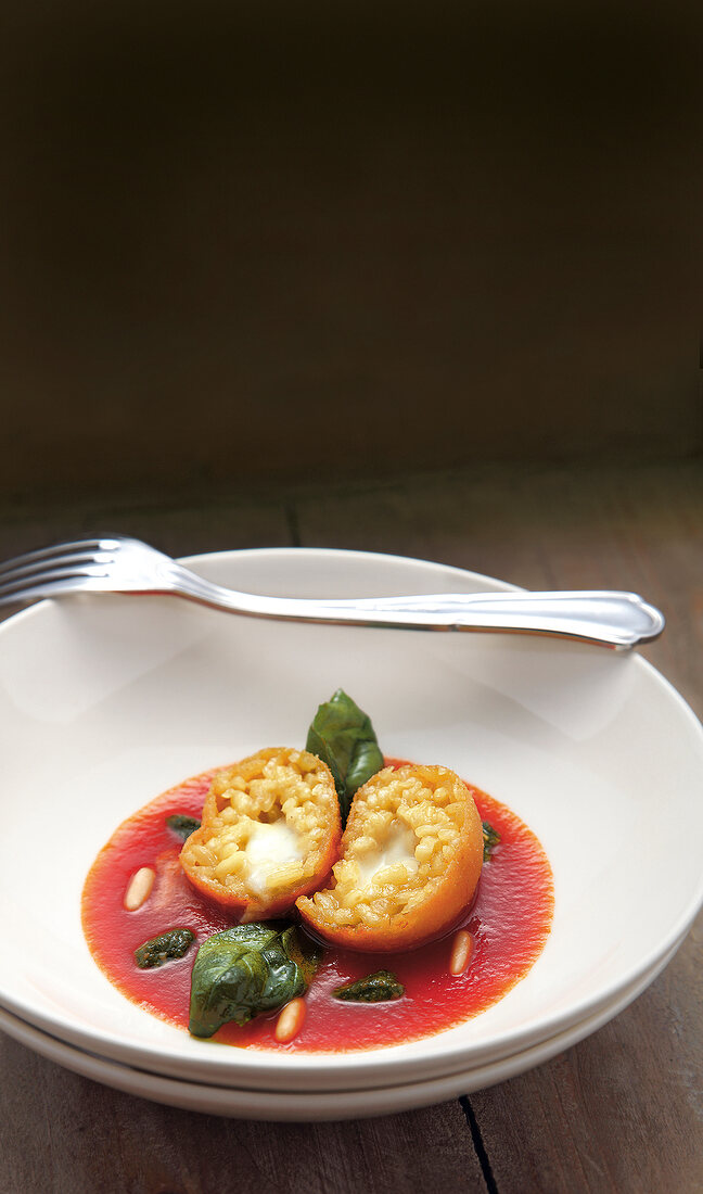 Reisbällchen mit Tomatensauce und Basilikumpesto