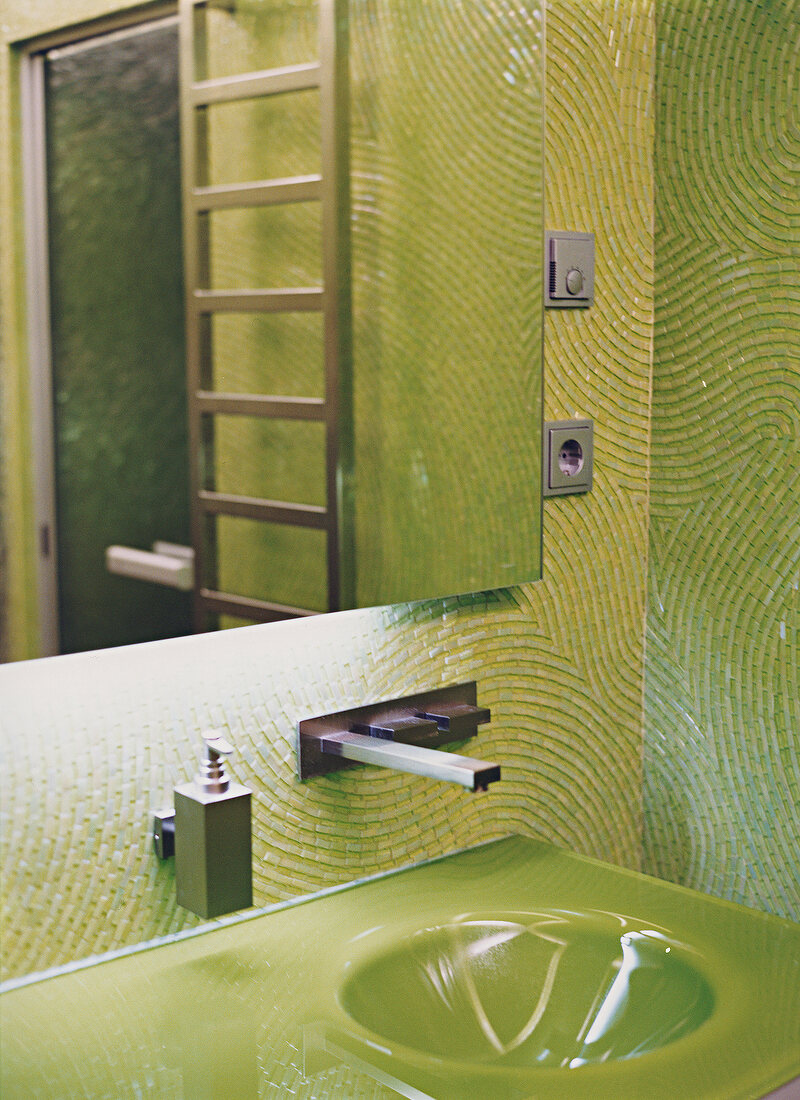 Badezimmer mit grünen Mosaik Steinen 