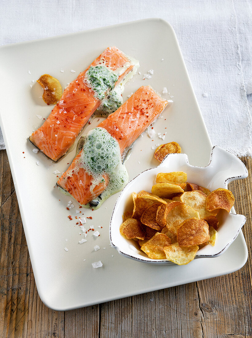 Jahreszeiten-Küche, Lachs mit Kräuterschaum und Kartoffelchips